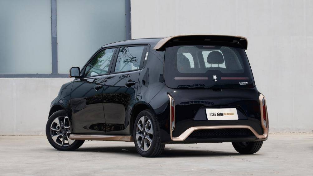 Phía sau xe, cụm đèn hậu và đèn phanh được đặt trên cao ở cửa sổ xe