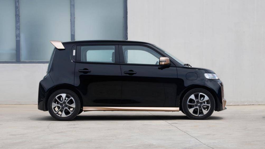 Mẫu xe này sở hữu kích thước dài, rộng, cao tương ứng 3.625 x 1.660 x 1.530 (mm), chiều dài cơ sở ở mức 2.490 mm