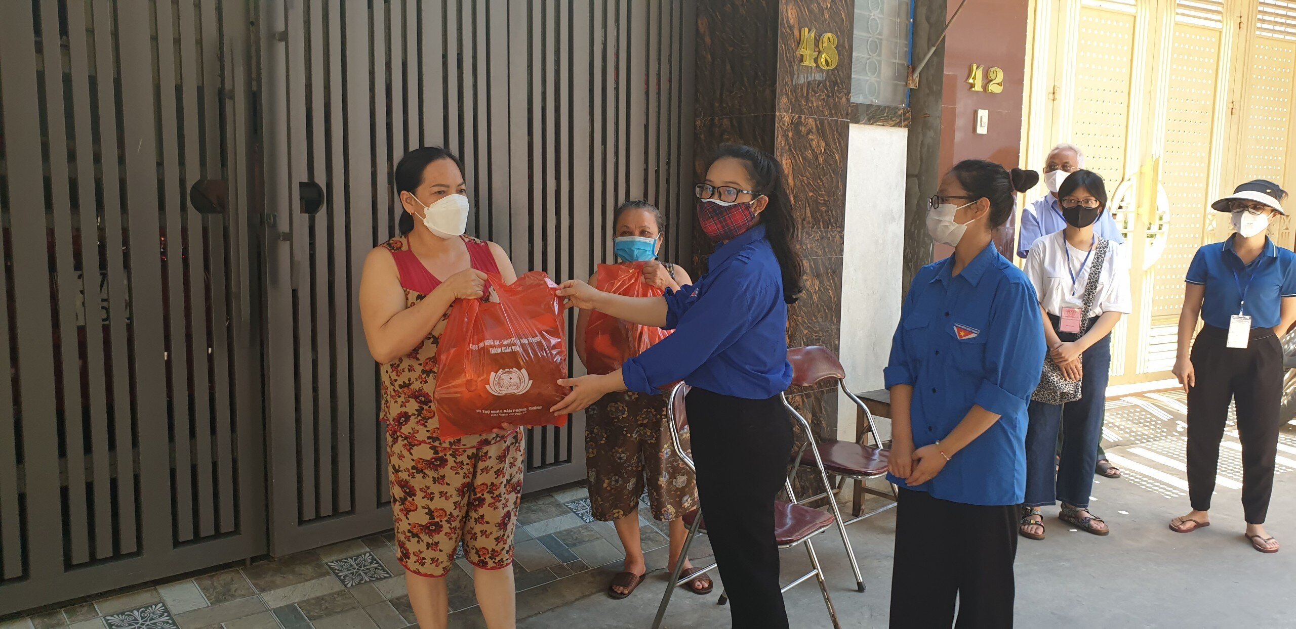 Tại các phường, hội phụ nữ, đoàn thanh niên đi tới từng khối xóm để phát phiếu đăng ký mua nhu yếu phẩm. Sau đó, các thành viên sẽ đi tới các siêu thị mua và đưa tới tận nhà cho dân (ảnh: đoàn thanh niên phường Hồng Sơn giúp dân mua thực phẩm đưa về tận nhà)