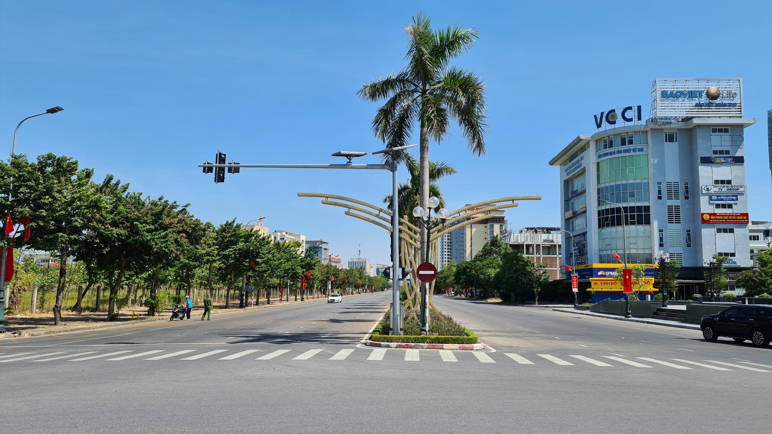 Đại lộ V.I.Lê Nin lúc 8h sáng còn vắng hơn cả nửa đêm