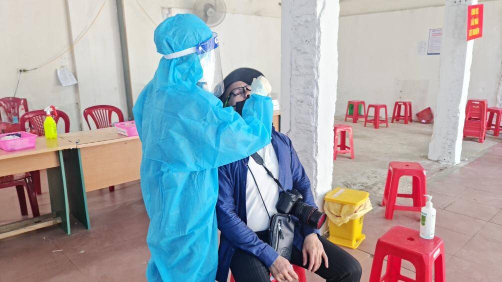 Ngay cả các phóng viên, nhà báo muốn đi tác nghiệp cũng phải có giấy của Sở Thông tin và truyền thông và phải test Covid-19. Số lượng nhà báo được cấp giấy cũng rất ít, chỉ từ 10 - 15 cơ quan báo chí và mỗi cơ quan 1 người