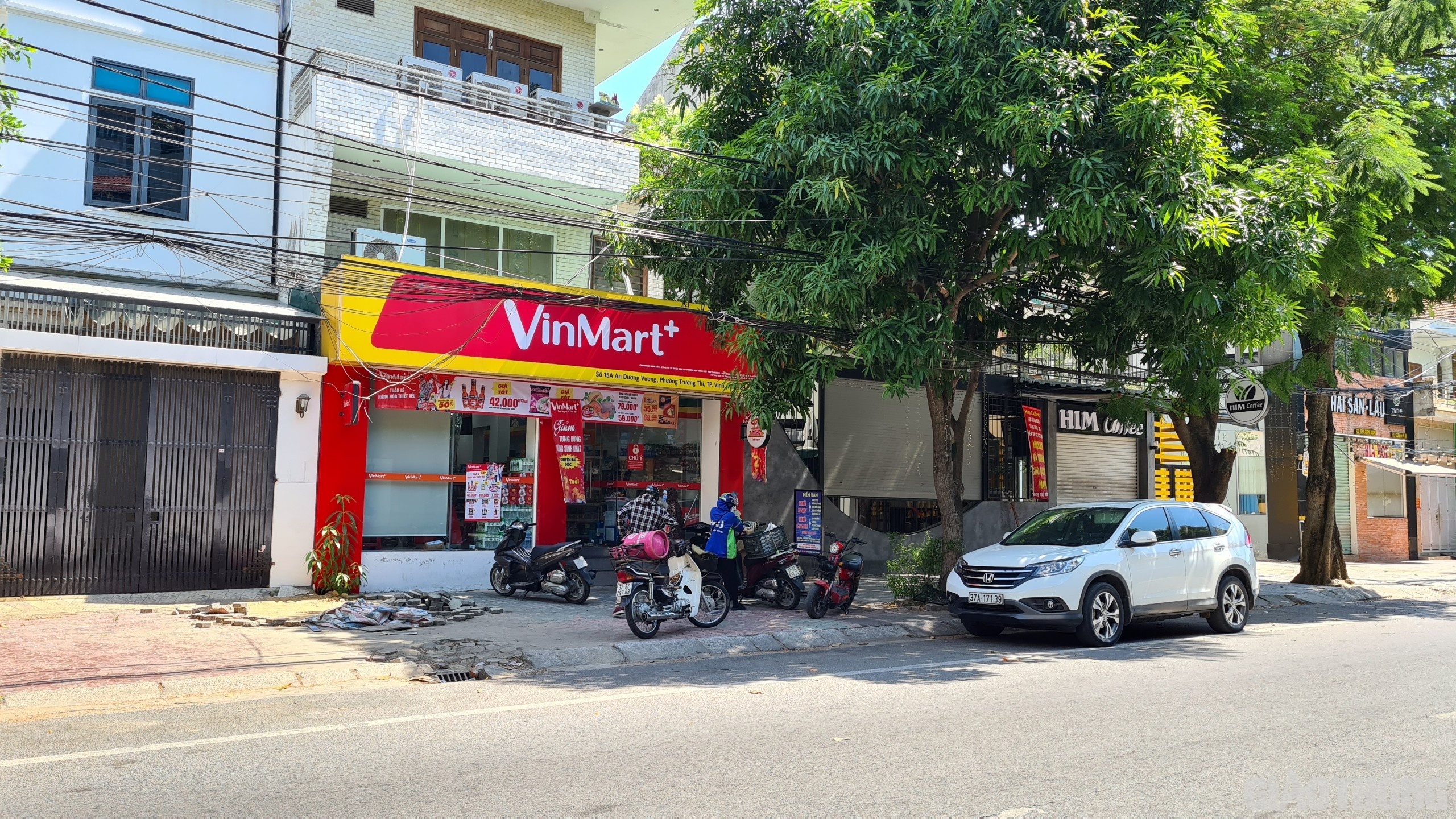 Các siêu thị trên địa bàn vẫn mở cửa. Tuy nhiên rất hạn chế đối tượng được mua hàng. Người tới mua hàng là người của chính quyền các phường xã được giao nhiệm vụ. Các shipper chuyển hàng online cũng đã bị hạn chế