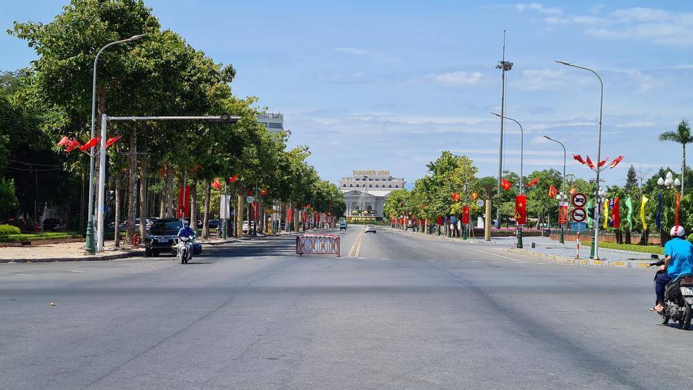 Ngã tư Quảng trường Hồ Chí Minh thưa vắng, chỉ có vài người thuộc diện lực lượng của phường đi làm nhiệm vụ