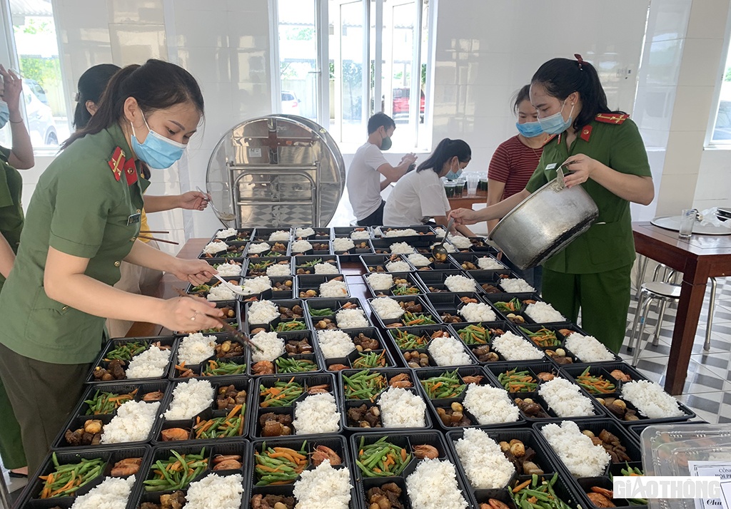 Được biết, Đoàn Thanh niên Công an huyện Cẩm Xuyên cũng đã có nhiều hoạt động hỗ trợ như: Phát động hơn 100 lượt ĐVTN tăng cường cho Công an xã, thị trấn tham gia làm nhiệm vụ tại 123 các chốt kiểm soát trên địa bàn; cùng Hội Phụ nữ Công an huyện huy động đoàn viên gánh vác thêm việc “Đi chợ, chế biến và nấu nướng” tiếp tế 500 suất cơm cho các lực lượng phòng, chống dịch