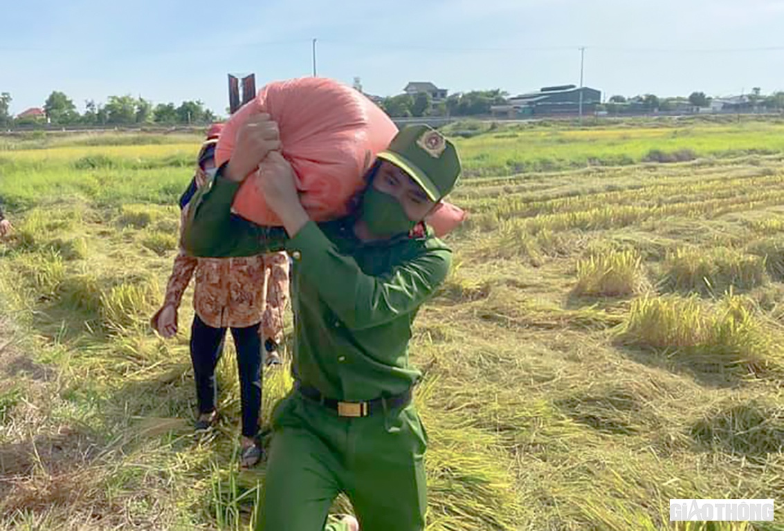 Gác lại mọi mệt mỏi sau những giờ gác chốt kiểm soát, và dù trời nắng như đổ lửa, các ĐVTN Công an huyện Cẩm Xuyên đã tranh thủ mọi lúc để xuống đồng thu gom lúa cho bà con nhân dân. Chỉ trong một thời gian ngắn, hàng chục sào lúa của các hộ dân đang phải thực hiện cách ly y tế, các gia đình neo đơn, khó khăn trên địa bàn đã được thu hoạch xong xuôi, đóng bao đưa về nhà. Trung úy Lưu Như Quảng (Đội Điều tra tổng hợp Công an huyện Cẩm Xuyên) chia sẻ: Sau khi Đoàn Thanh niên đơn vị kêu gọi, 100% cán bộ, đoàn viên đều hưởng ứng và tham gia nhiệt tình.
