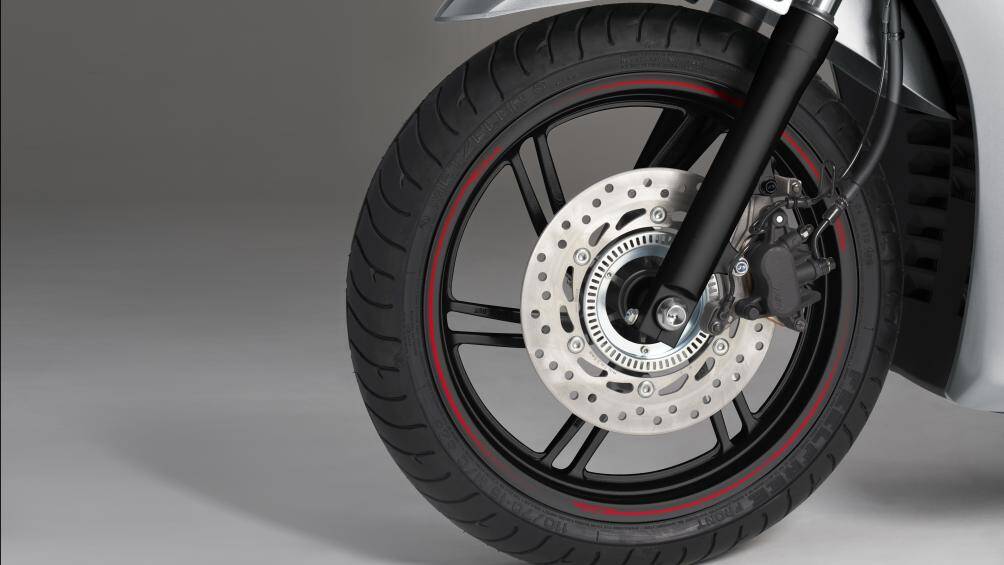 Lốp xe có kích thước 110/70R16 phía trước và 130/70R16 phía sau kết hợp với bộ vành 16 inch