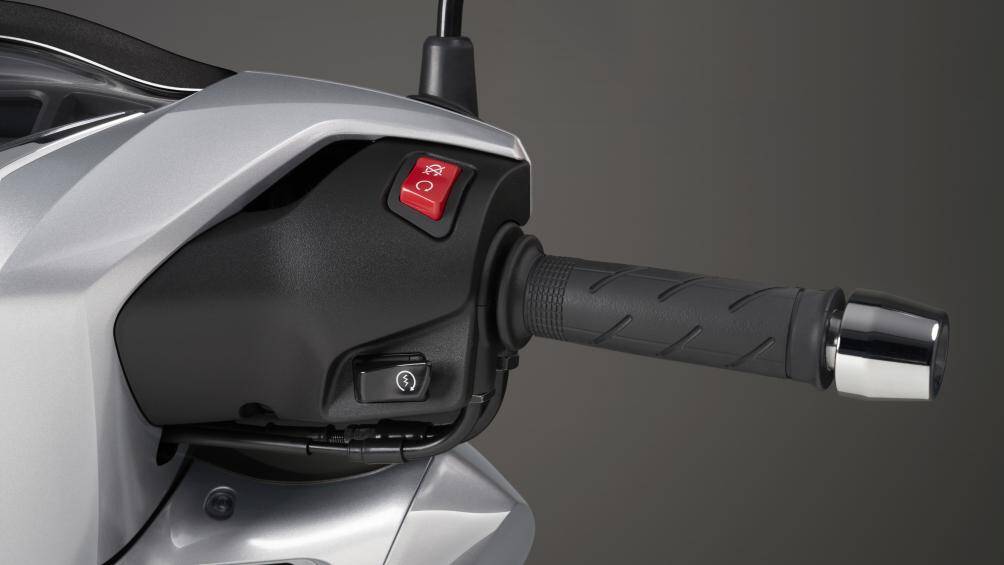 Các trang bị công nghệ trên SH350i phải kể đến như: ABS hai kênh hoạt động ở cả bánh trước và bánh sau; HSTC hỗ trợ chống trượt khi tăng ga;...