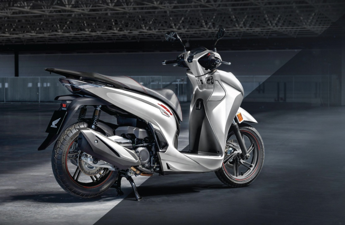 Về diện mạo, SH350i có mặt trước ấn tượng với chi tiết mạ chrome cao cấp cùng tạo khối góc cạnh, sắc nét