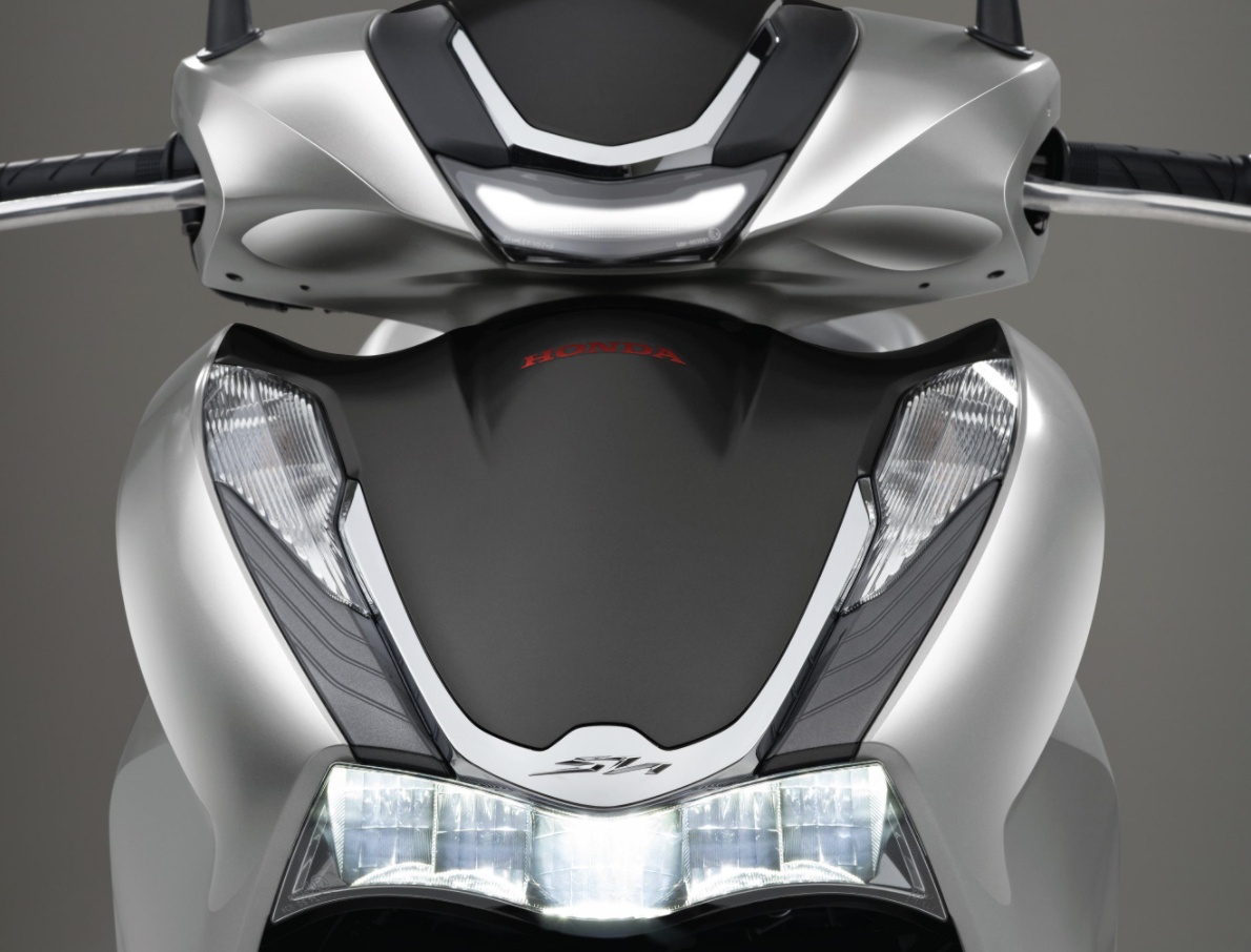 Xe sử dụng hệ thống đèn full LED, trong đó, đèn pha có thiết kế mới, đặt thấp dưới mặt nạ phía trên, có chi tiết ốp kim loại mạ chrome sáng gắn logo SH cùng đèn xi nhan đặt dọc hai bên