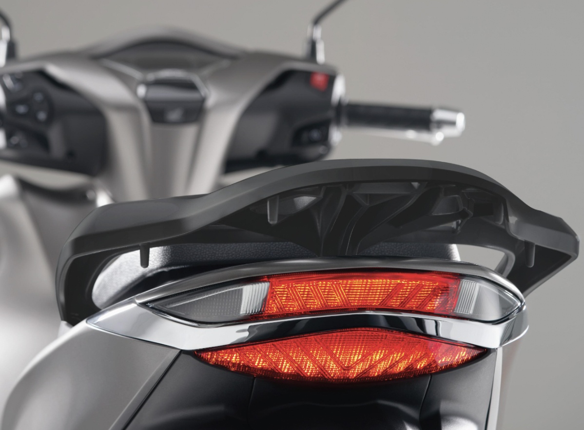 Ngoài ra còn có đèn xi nhan cảnh báo tự động bật khi phanh gấp, móc gập treo đồ tiện lợi và sàn để chân dạng phẳng rộng rãi