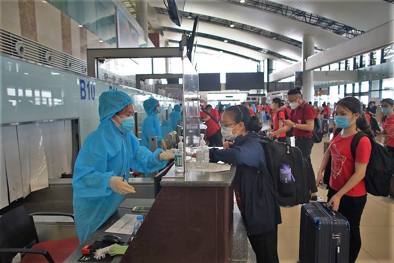 Lãnh đạo Vietnam Airlines cho biết, đây là đoàn y bác sĩ lớn nhất bay vào các tỉnh miền Nam chống dịch trong cùng một ngày của hãng kể từ đầu mùa dịch đến nay.