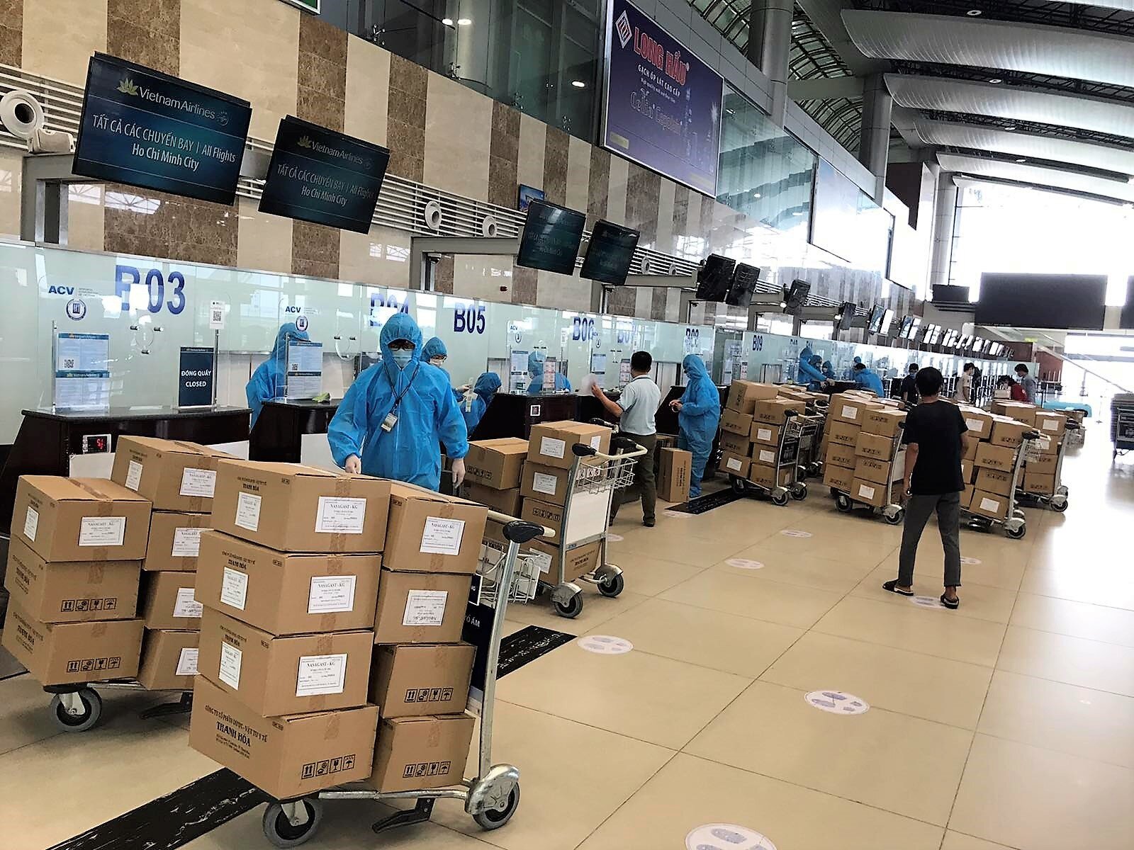 Đoàn mang theo hàng chục tấn hành lý, gồm tư trang và trang thiết bị y tế. Nhằm tạo thuận lợi cho các đoàn đi chống dịch, Vietnam Airlines tiếp tục vận chuyển đầy đủ và hỗ trợ chi phí đối với trang bị y tế. Cả đoàn được hỗ trợ thủ tục ưu tiên ở sân bay.
