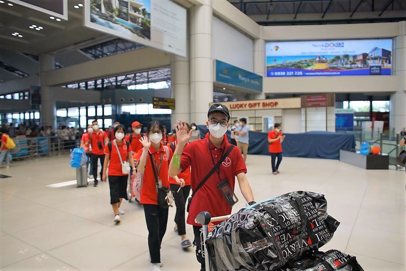 Kể từ khi đại dịch bùng phát đến nay, Vietnam Airlines đã vận chuyển hơn 6.000 y bác sĩ, cán bộ nhân viên y tế, hậu cần và quân y. Đồng thời, hãng hàng không Quốc gia đã vận chuyển miễn cước hơn 200 tấn hành lý, hàng hóa y tế, bao gồm hàng triệu liều vắc xin, bộ xét nghiệm, trang phục bảo hộ y tế, máy thở, máy X quang phổi, máy lọc máu…