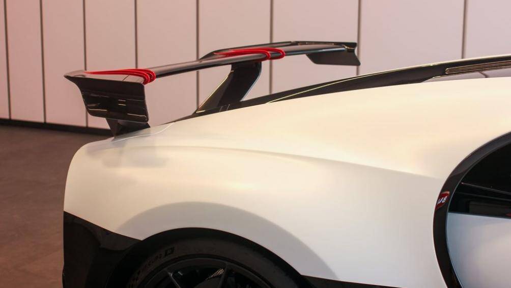 Khác với Bugatti Chiron thông thường, phiên bản Chiron Pur Sport được tinh chỉnh rất nhiều về trang bị và tính khí động học