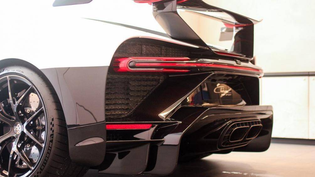Ở phần ngoại thất, sự thay đổi của Bugatti Chiron Pur Sport là phần lưới tản nhiệt, cánh gió sau được thiết kế lớn hơn bản thường