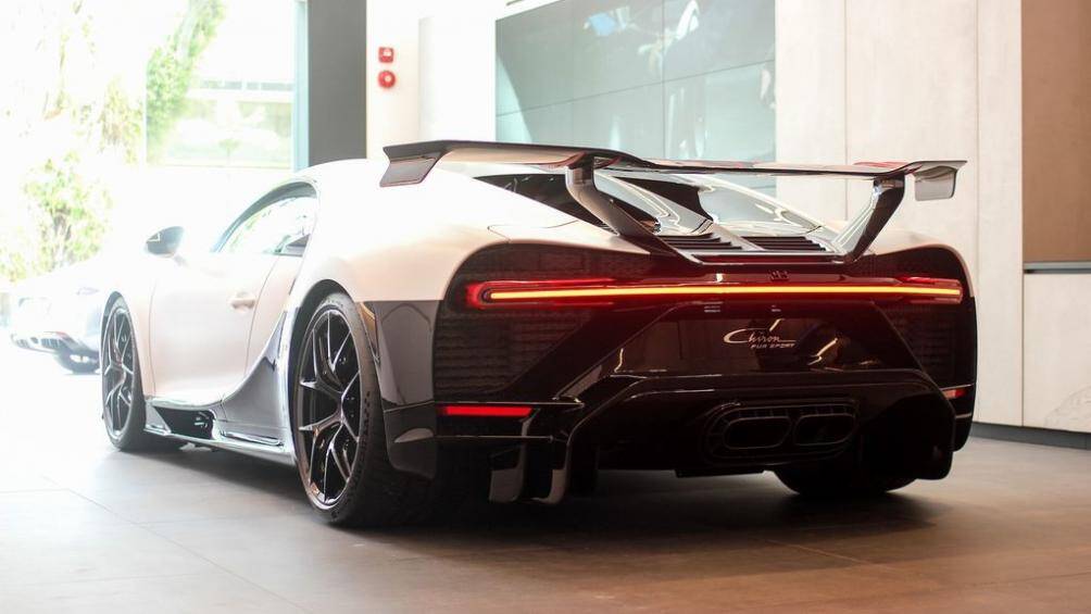 Ở ngoại thất, sự thay đổi của Bugatti Chiron Pur Sport là phần lưới tản nhiệt, cánh gió sau được thiết kế lớn hơn