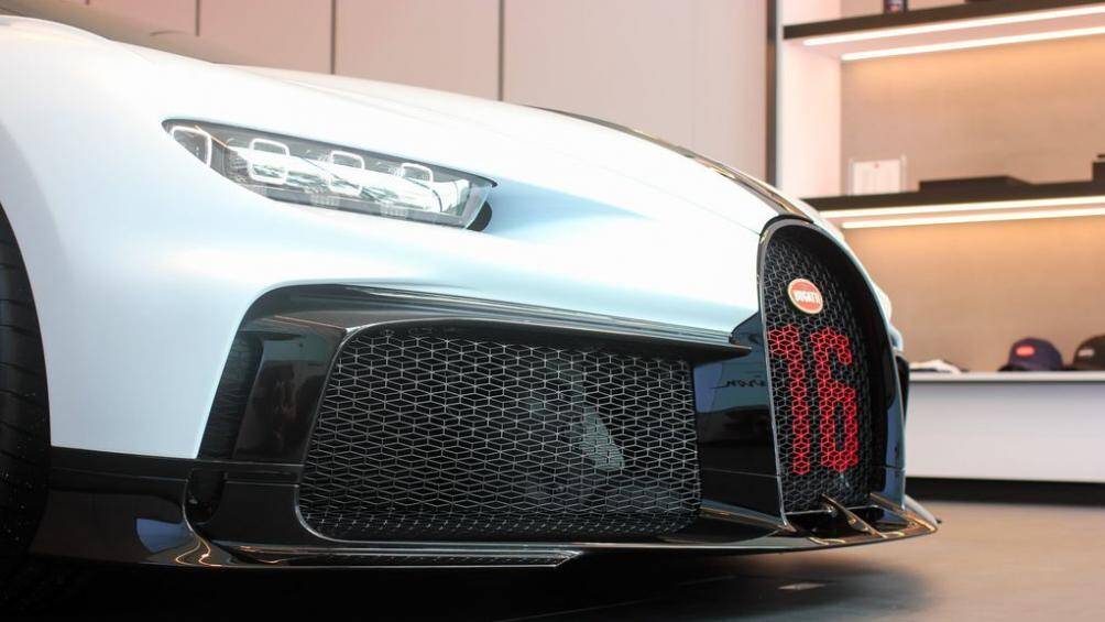 Riêng siêu phẩm Chiron Pur Sport đầu tiên tại Đông Nam Á có nước sơn ngoại thất màu trắng, kết hợp các điểm nhấn sơn đen đỏ nổi bật