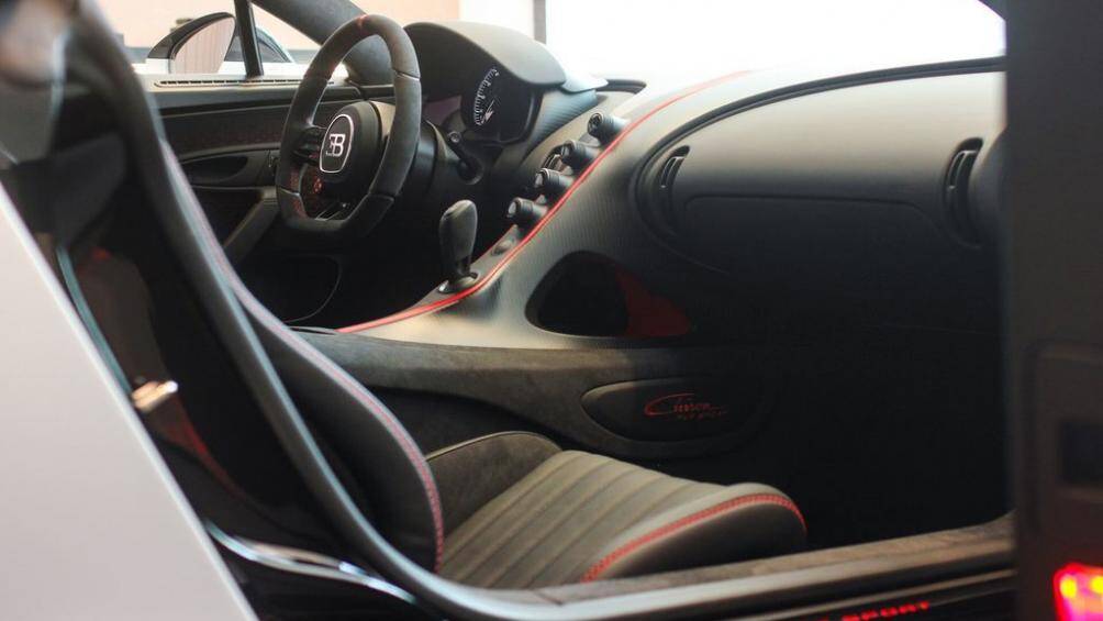 Chiron Pur Sport có giá bán 3,6 triệu USD, cao hơn Chiron thường tới 1 triệu USD. Xe chỉ được sản xuất 60 chiếc trên toàn cầu