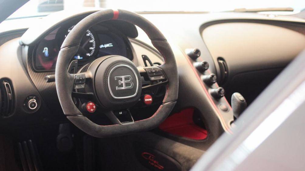 Chiron Pur Sport vẫn sử dụng khối động cơ W16 8.0L, sản sinh ra công suất tối đa 1.479 mã lực nhưng đã được tinh chỉnh lại về hiệu suất