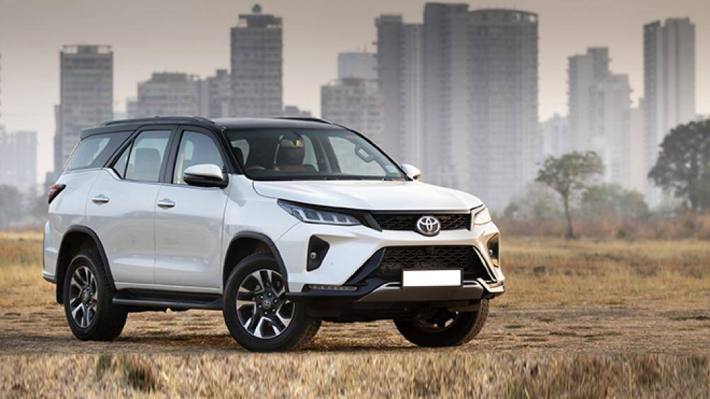 8. Toyota Fortuner (doanh số: 2.186 chiếc)