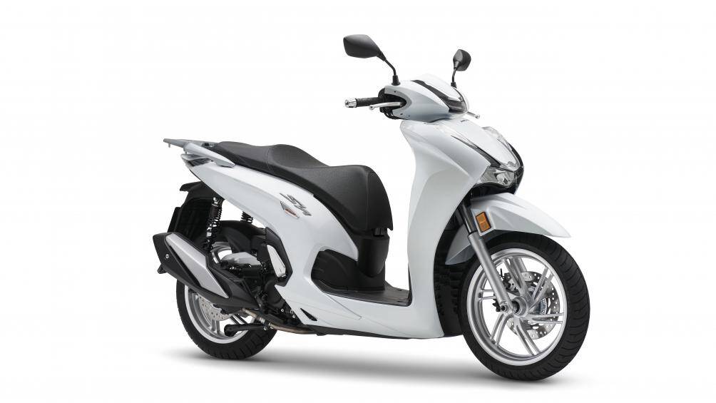 Xe có 2 phiên bản: Cao cấp (màu trắng, đỏ) có giá bán 145,99 triệu đồng và Thể thao (màu Xám Đen) có giá 147,49 triệu đồng