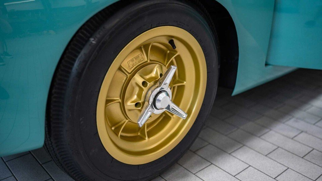 Mang trên mình loại sơn 6 lớp, màu xanh lục-lam, chiếc 356 Speedster cổ điển trang bị bộ la-zăng sơn màu vàng bằng ma-giê nhãn hiệu Halibrand