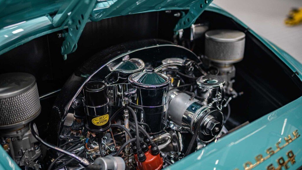 Các mặt đồng hồ đã được giữ nguyên để duy trì vẻ ngoài cổ điển và những túi đựng trên ốp cửa cũng làm bằng vải tartan