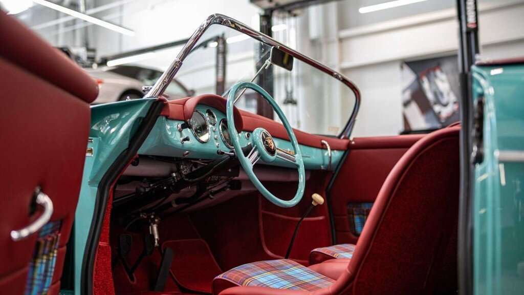 Chiếc Speedster giờ đây có thân vỏ bóng lộn, thiết kế cong tròn trơn mượt và tấm cản va lớn bằng crôm