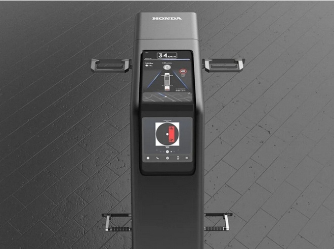 Trên xe còn có cụm đồng hồ LCD lớn hiển thị các thông số về tốc độ, mức độ pin, kết nối GPS, máy nghe nhạc và nhiều thông số khác