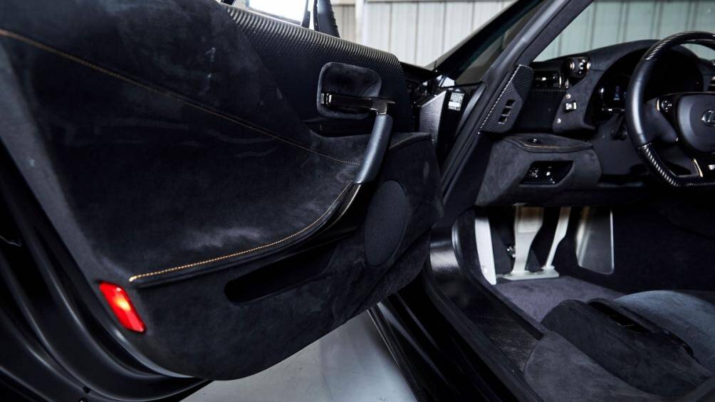 Ngoài ra, phiên bản đặc biệt còn có lưới gió cản trước sợi carbon, cánh gió sau sợi carbon, ốp sườn bên sợi carbon và bộ mâm ma-giê BBS độc đáo