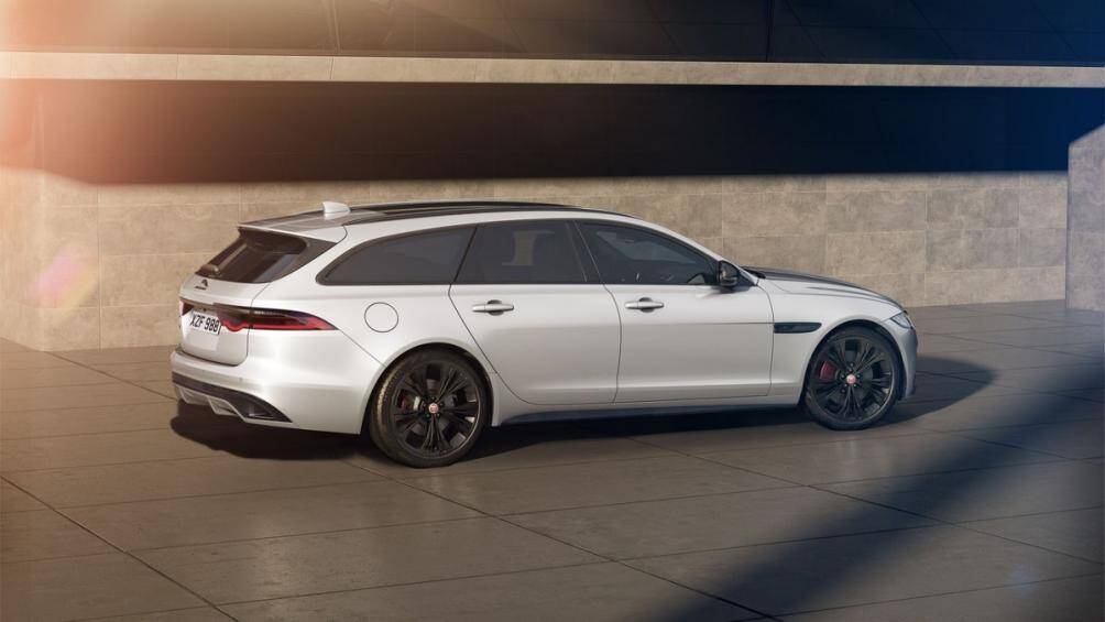 Bổ sung cho các yếu tố này là bánh xe 19 inch hoàn thiện màu đen bóng cùng với cùm phanh màu đỏ