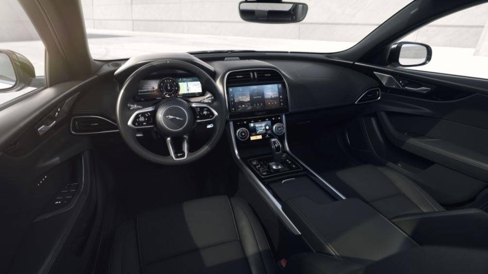 Ngoài hệ thống thông tin giải trí Pivi Pro, Jaguar XF R-Dynamic Black còn được trang bị một loạt các ứng dụng bao gồm Spotify và Apple CarPlay®