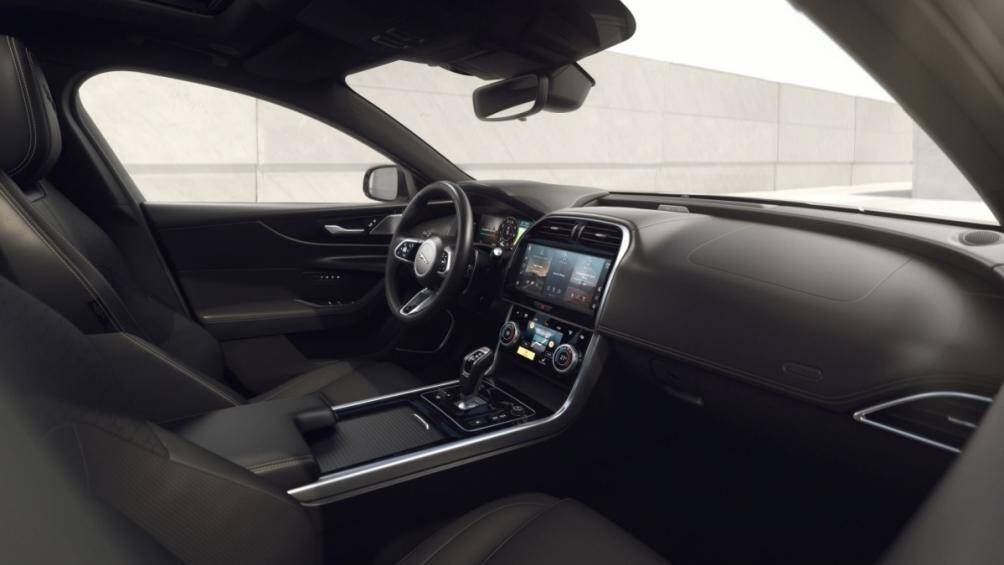 Đèn nội thất cao cấp với lựa chọn 30 màu thay cho 10 màu trước đây. Ốp bàn đạp kim loại hoàn thiện màu sáng tạo thêm nét hoàn thiện cho nội thất