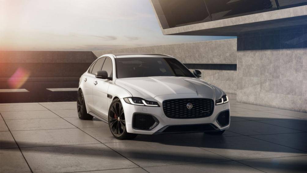 Jaguar XE R-Dynamic Black có khả năng tăng tốc từ 0 lên 100 km/h trong 5,6 giây, và 5,8 giây đối với XF R-Dynamic Black