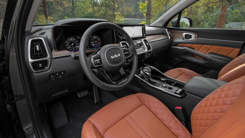 Từ phiên bản S trở lên, Kia trang bị tiêu chuẩn màn hình giải trí 10,25 inch tích hợp tính năng định vị và dẫn đường GPS