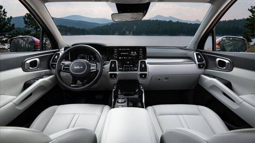 Sorento Hybrid dùng động cơ xăng tăng áp 1.6L kết hợp cùng một động cơ điện, sản sinh công suất 227 mã lực