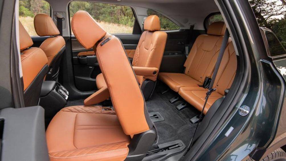 Hàng ghế thứ 2 là loại thương gia và tích hợp chức năng sưởi