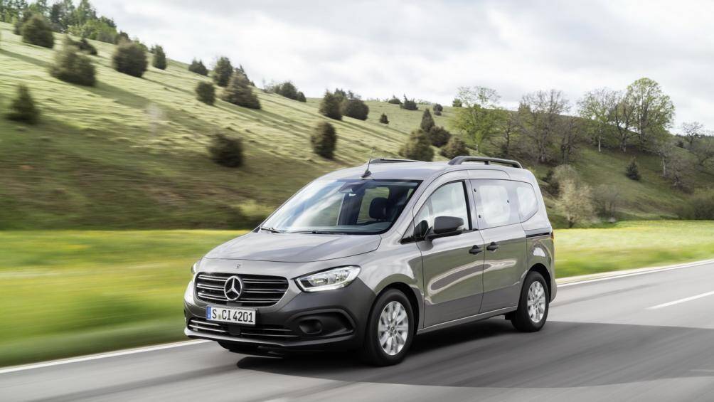 Xe được trang bị các tính năng Hỗ trợ khởi hành ngang dốc và Hỗ trợ phanh chủ động, hệ thống Hỗ trợ điểm mù, Hỗ trợ giữ làn đường chủ động, 6 túi khí