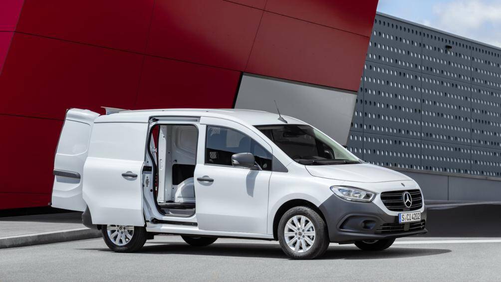 Xe được trang bị cửa trượt hông có thể mở ra khoảng 615 mm. Ở phía sau, xe được trang bị hai cửa mở ngang không đối xứng có góc mở cửa lên tới 180 độ