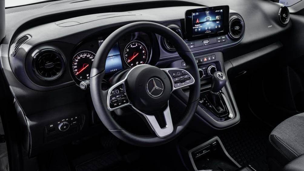Mercedes-Benz Citan sở hữu bảng điều khiển với màn hình giải trí cảm ứng trung tâm 7 inch, cửa gió điều hòa được thiết kế thể thao cùng vô lăng 3 chấu