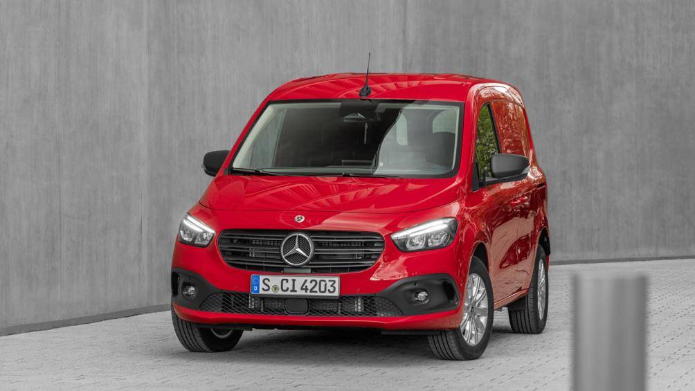 Về thiết kế, xe được trang bị đèn chiếu sáng trước với công nghệ LED hiện đại tương tự như mẫu MPV B-Class