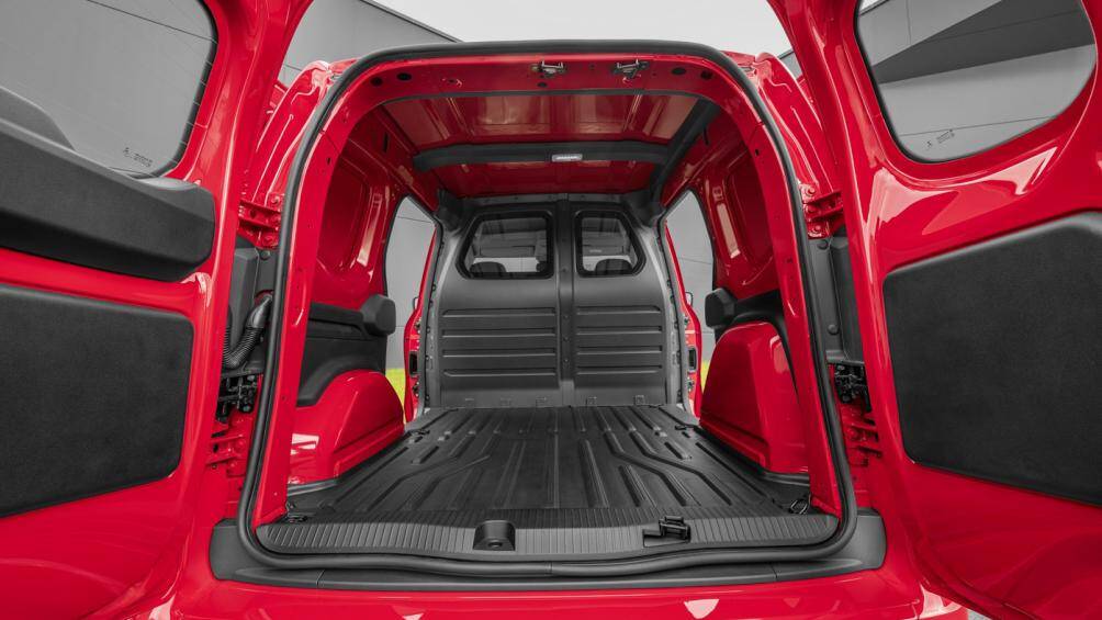 Phiên bản Citan Tourer được cấu hình 5 chỗ ngồi riêng biệt với băng ghế sau có thể gập lại và một số ngăn chứa đồ xung quanh khoang nội thất của xe