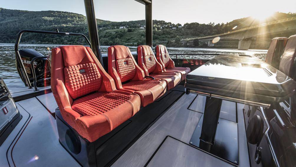 Brabus cũng đã tích hợp một số đặc điểm thiết kế từ ô tô của họ, nổi bật nhất là cửa cánh chim giống Mercedes-Benz SL để đi vào khu vực cabin