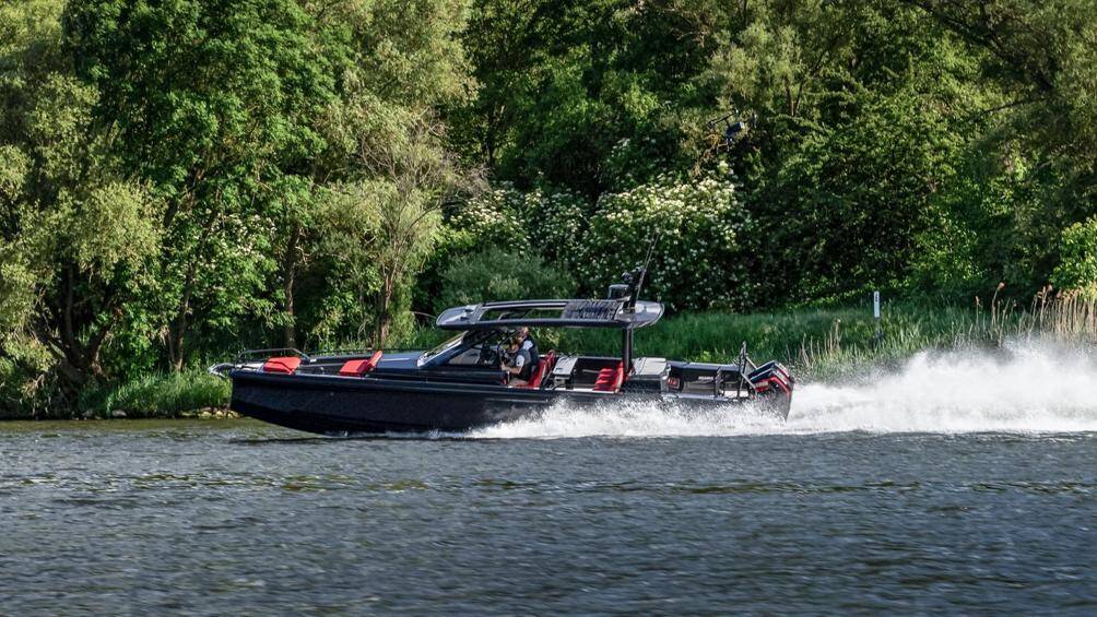 Về mặt sức mạnh, "quái thú" chinh phục biển xanh này có trang bị 2 động cơ 450R Verado XL V8 dung tích 4.6 lít cho công suất 900 mã lực