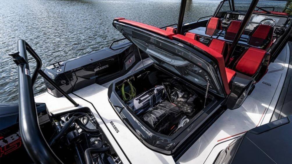 Black Ops được hoàn thiện bằng màu sơn đặc trưng Gunmetal Grey của Brabus kết hợp với nội thất bọc da màu đỏ nổi bật không kém