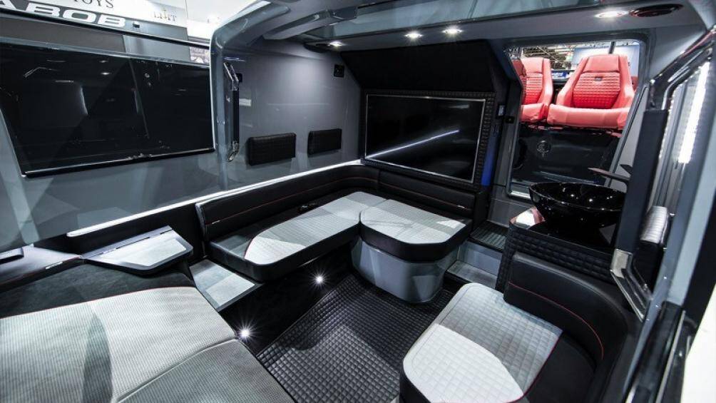 Không gian này mang lại cảm giác như xe thể thao với chất liệu da bọc xịn, chỗ ở rộng rãi, hệ thống thông tin giải trí màn hình 42 inch 4K