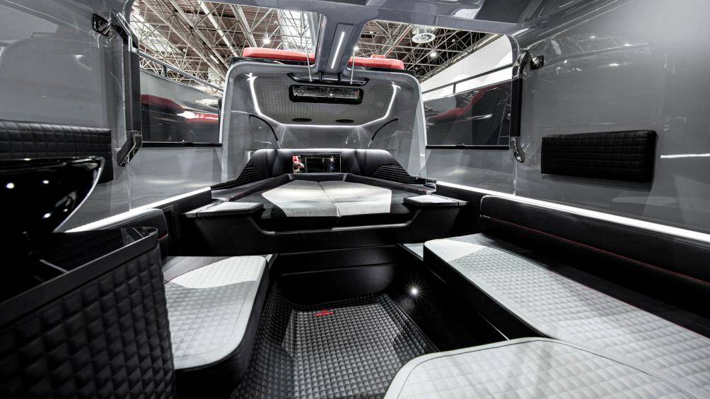 Bên cạnh đó, du thuyền này còn có hệ thống âm thanh chất lượng, và đèn LED sáng xung quanh