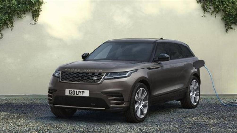 Ngoại thất xe được sơn màu Auric Atlas dành riêng ở các chi tiết như lưới tản nhiệt, logo Range Rover, ốp trang trí hông xe...