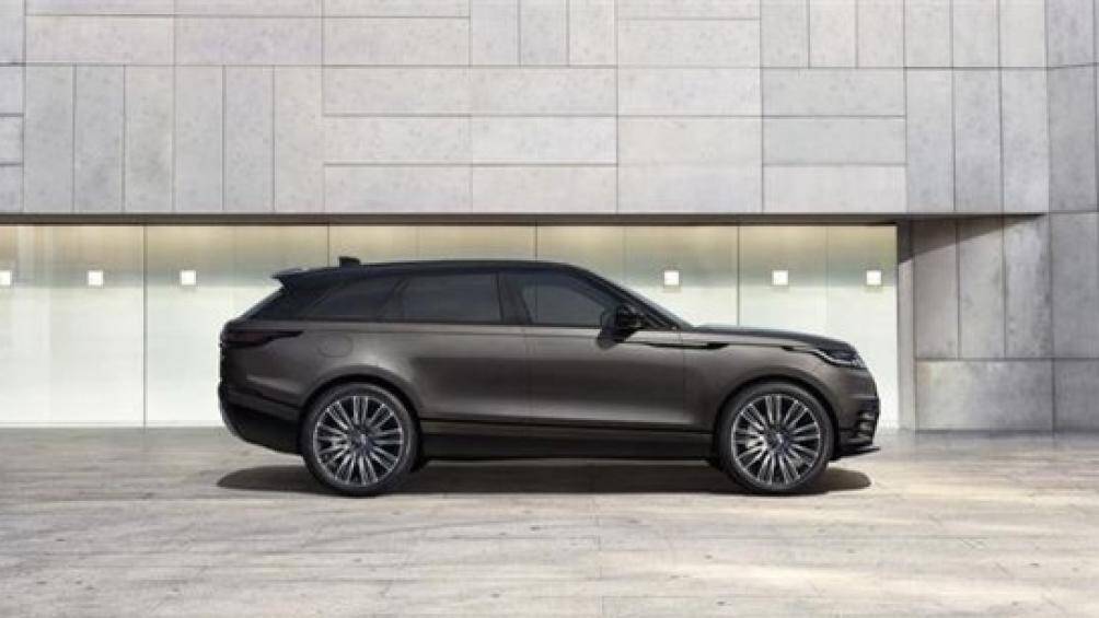 Ngoại thất cũng được tô điểm bằng mâm xe tiêu chuẩn kích thước 20 inch với ba màu sơn Charente Grey, Ostuni Pearl White và Santorini Black