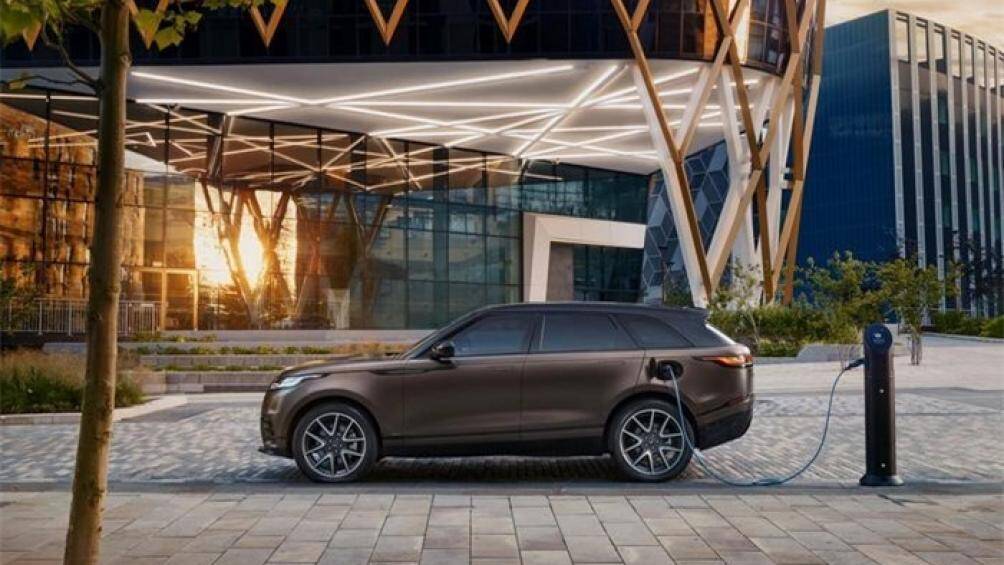 Giá bán của xe ở mức 45.925 Bảng Anh (hơn 1,4 tỷ đồng) tại quê nhà, bản đặc biệt Auric Edition có giá 70.085 Euro (hơn 2,17 tỷ đồng) tại Đức